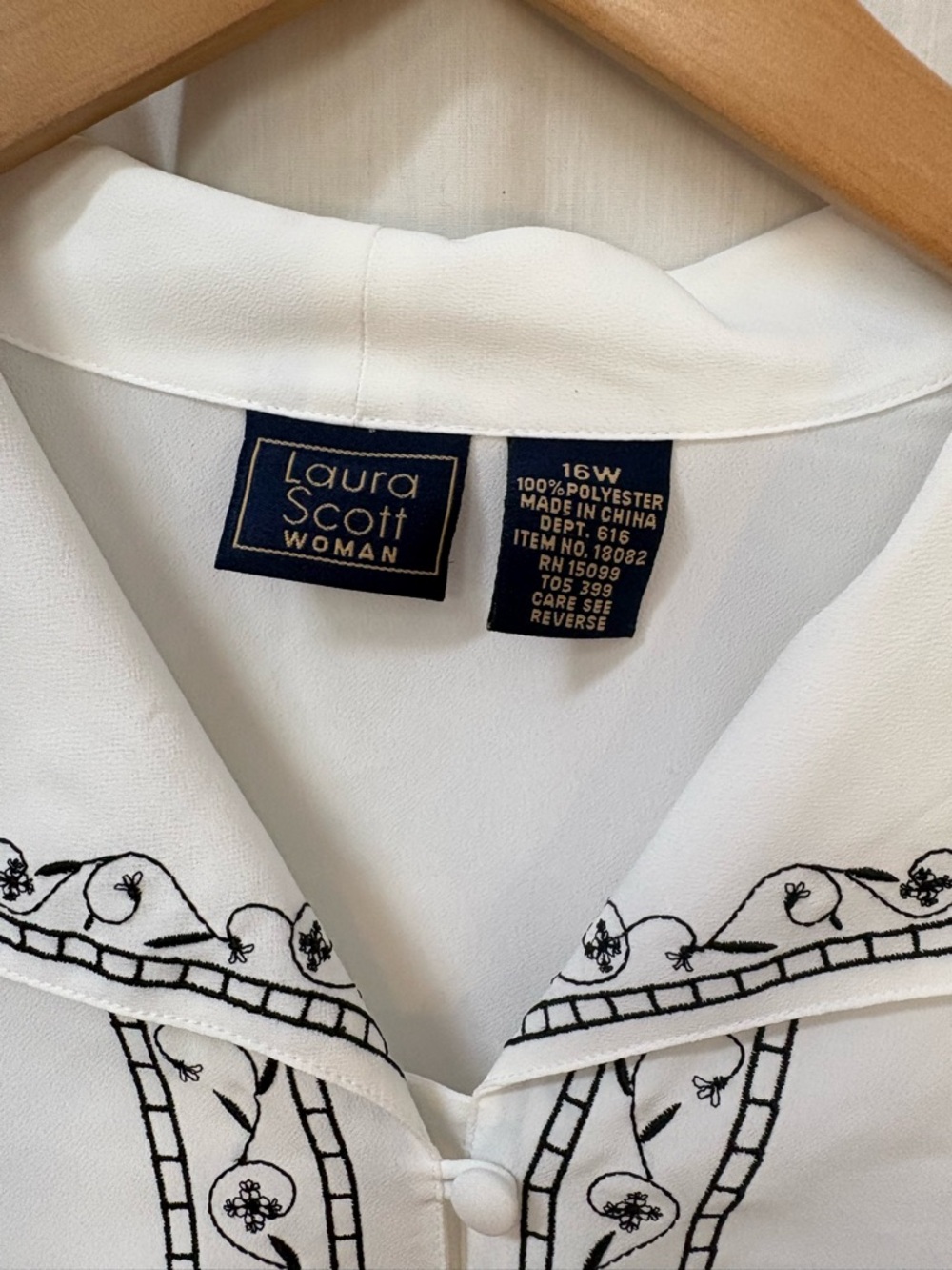 Vintage Laura Scott White Button-Down Tunic Blouse Black Embroidery 16 16W 1X - Picture 2 of 8